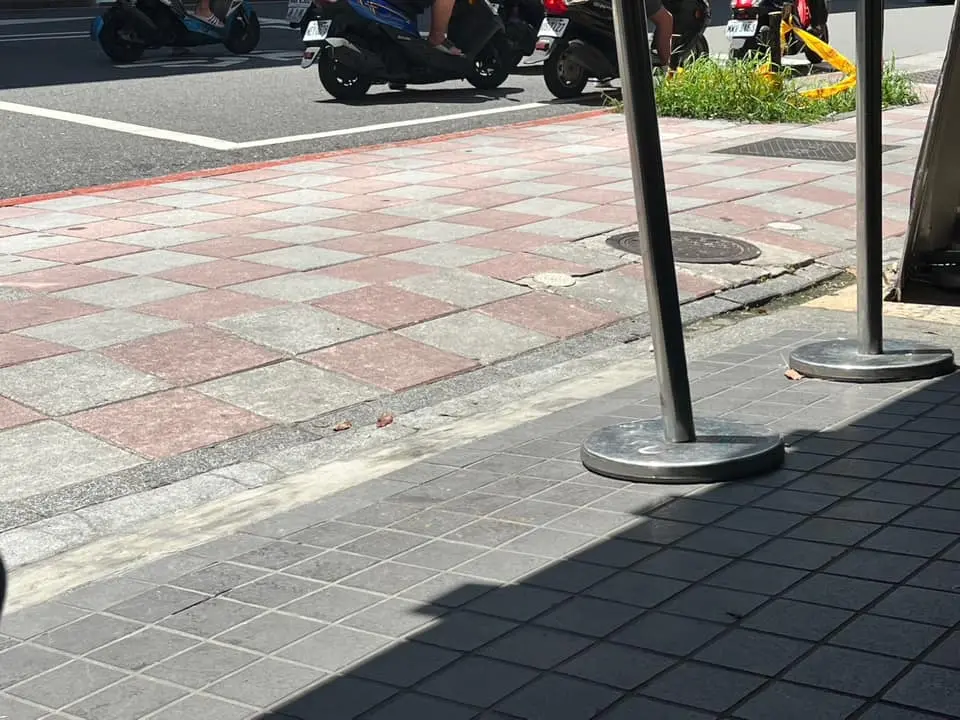 ▲立委高嘉瑜接獲民眾陳情，基泰碧湖建案旁大樓也傾斜，造成人行道出現擠壓傾斜狀況。（圖／翻攝自高嘉瑜臉書）