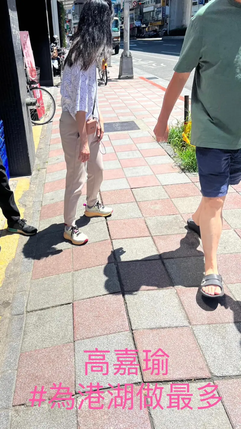 ▲立委高嘉瑜接獲民眾陳情，基泰碧湖建案旁大樓也傾斜，造成人行道出現擠壓傾斜狀況。（圖／翻攝自高嘉瑜臉書）