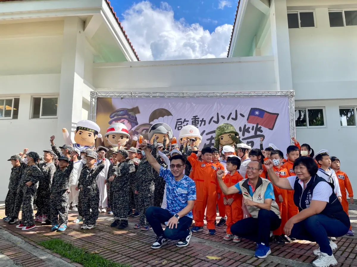 ▲「啟動小小軍人體驗營」穿著三軍軍裝的小小軍人，超卡哇伊的模樣，萌翻全場(圖／江啟臣服務處提供2023.9.9)