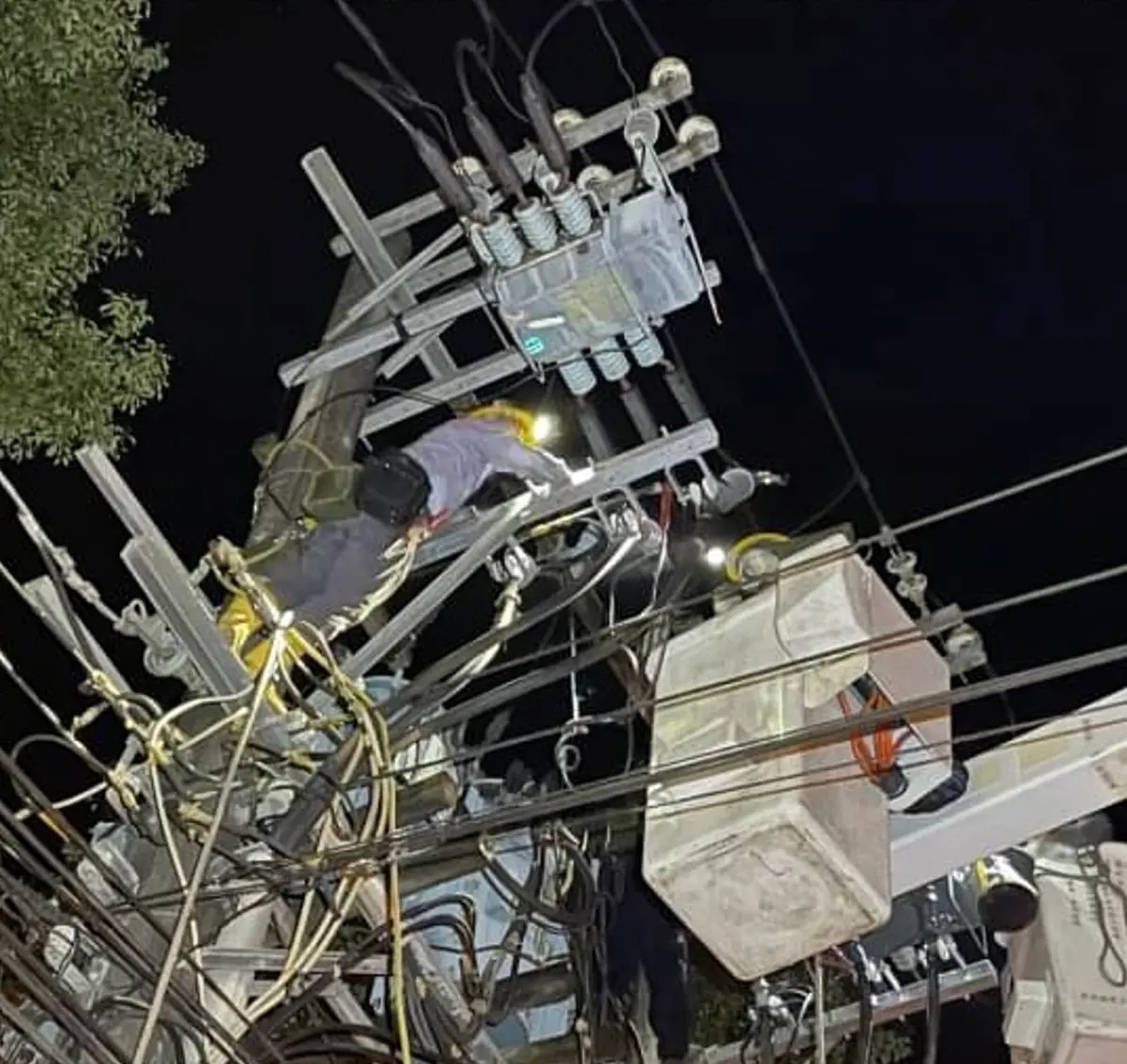 ▲近期颱風接力襲台，杜蘇芮、海葵颱風累計造成超過60萬戶停電，而停電時總有在風雨中身披黃衣的台電人衝抵現場搶修。（圖／台電提供）