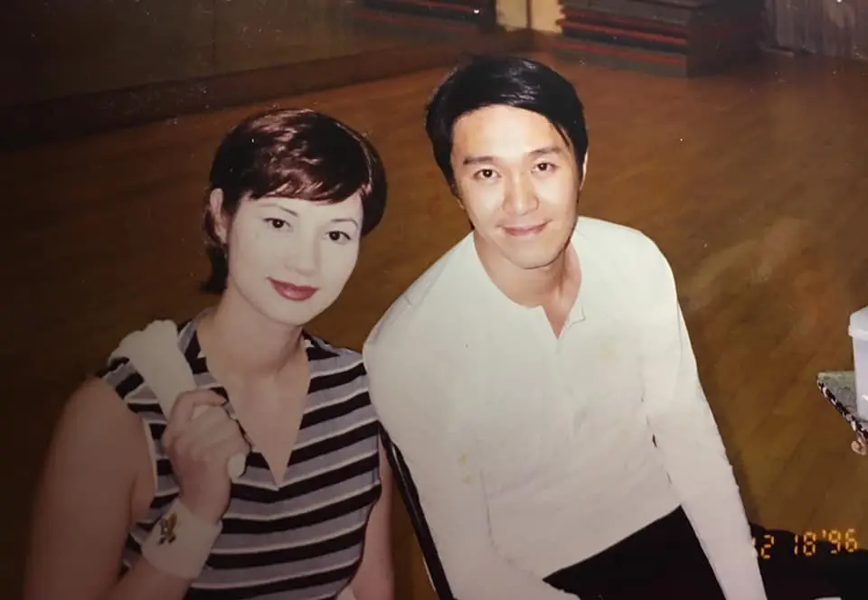 ▲香港豔星鄭艷麗（左）近年厭食症纏身，已失去年輕時和周星馳合影的健康氣色。（圖／翻攝鄭艷麗臉書）