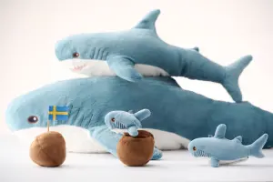▲一面是放大版的IKEA瑞典肉丸，翻開後會出現IKEA經典玩偶的縮小版像是鯊魚。（圖／ikea提供）