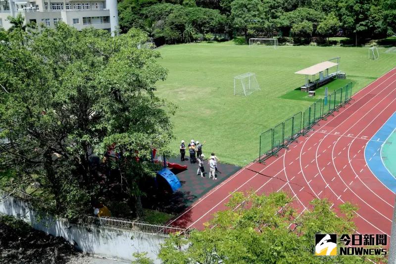 ▲基泰大直工程造成周邊的道明外僑學校操場也龜裂受損。（圖／記者陳明中攝，2023.09.09）