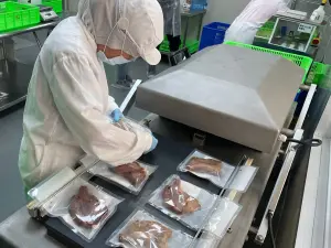 ▲喜憨兒台南庇護工場，是專門生產鮮凍食品的工場，由專業師傅帶領憨兒們一起製作與包裝。（圖／喜憨兒基金會提供）