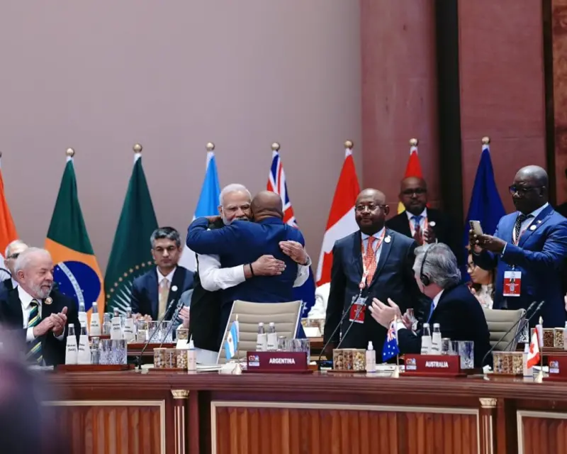 ▲印度總理莫迪9日宣布，非洲聯盟成為G20常任成員。非洲聯盟主席阿濟利與莫迪在會中相擁。（圖／取自twitter.com/g20org）
