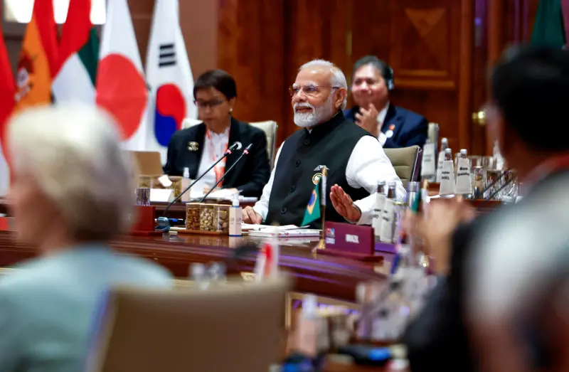 ▲在印度採訪20國集團（G20）峰會，記者原先以為可以拍到各國領袖從飛機上走下階梯的畫面，沒想到卻只能隔著國際媒體中心的大螢幕，觀看他們抵達。（圖／美聯社／達志影像）