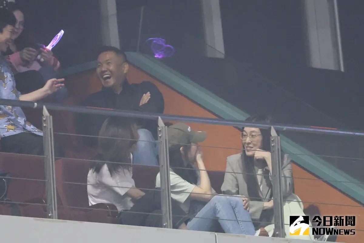 ▲黑人陳建州（黑衣者）、范瑋琪（右）現身王力宏演唱會，力挺好兄弟重返台北小巨蛋開唱。（圖／記者鄭孟晃攝）