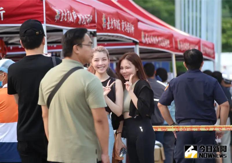 ▲大直街坍塌現場成為熱門觀賞景點,許多民眾特別路過在封鎖線外拍照留念。(圖/記者陳明中攝,2023.09.09)