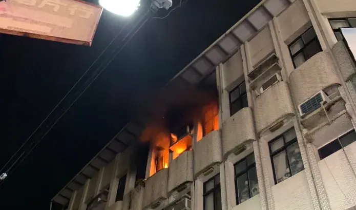 ▲屏東潮州9日晚間傳出火警，一人在4樓被發現已燒成焦屍。（圖／翻攝自記者爆料網）