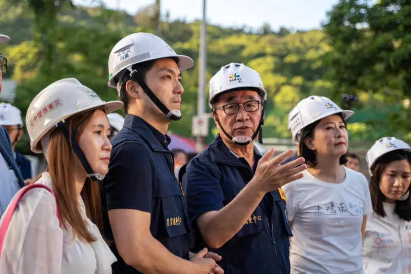 ▲台北市長蔣萬安視察大直街搶救進度。（圖／蔣萬安臉書）