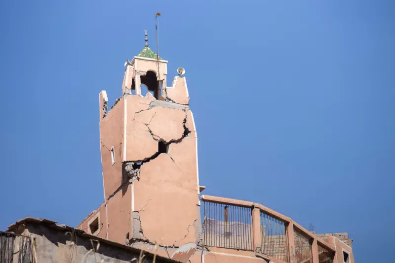 ▲摩洛哥馬拉喀什市西南方昨晚發生規模6.8強震，內政部最新數據顯示，死亡數增至1037人。先前與摩洛哥斷交的鄰國阿爾及利亞將開放空域給往返摩洛哥的醫療班機。（圖／美聯社／達志影像）