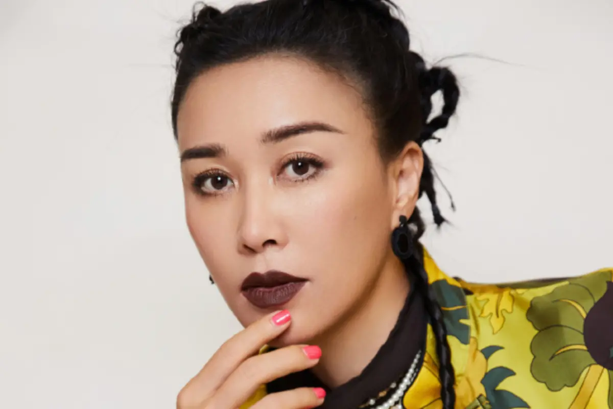 ▲那英曾在演唱會上被抓包，對歌迷說話時仍有她的歌聲傳出，事後她反駁「錄音也是我唱的，怎麼能算是假唱呢」。（圖／那英工作室微博）