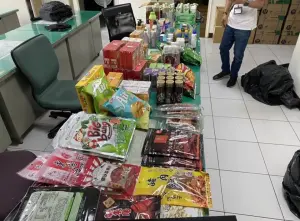 超扯！台南女跑賣場狂偷68件商品　贓物擺滿派出所宛如「普渡」
