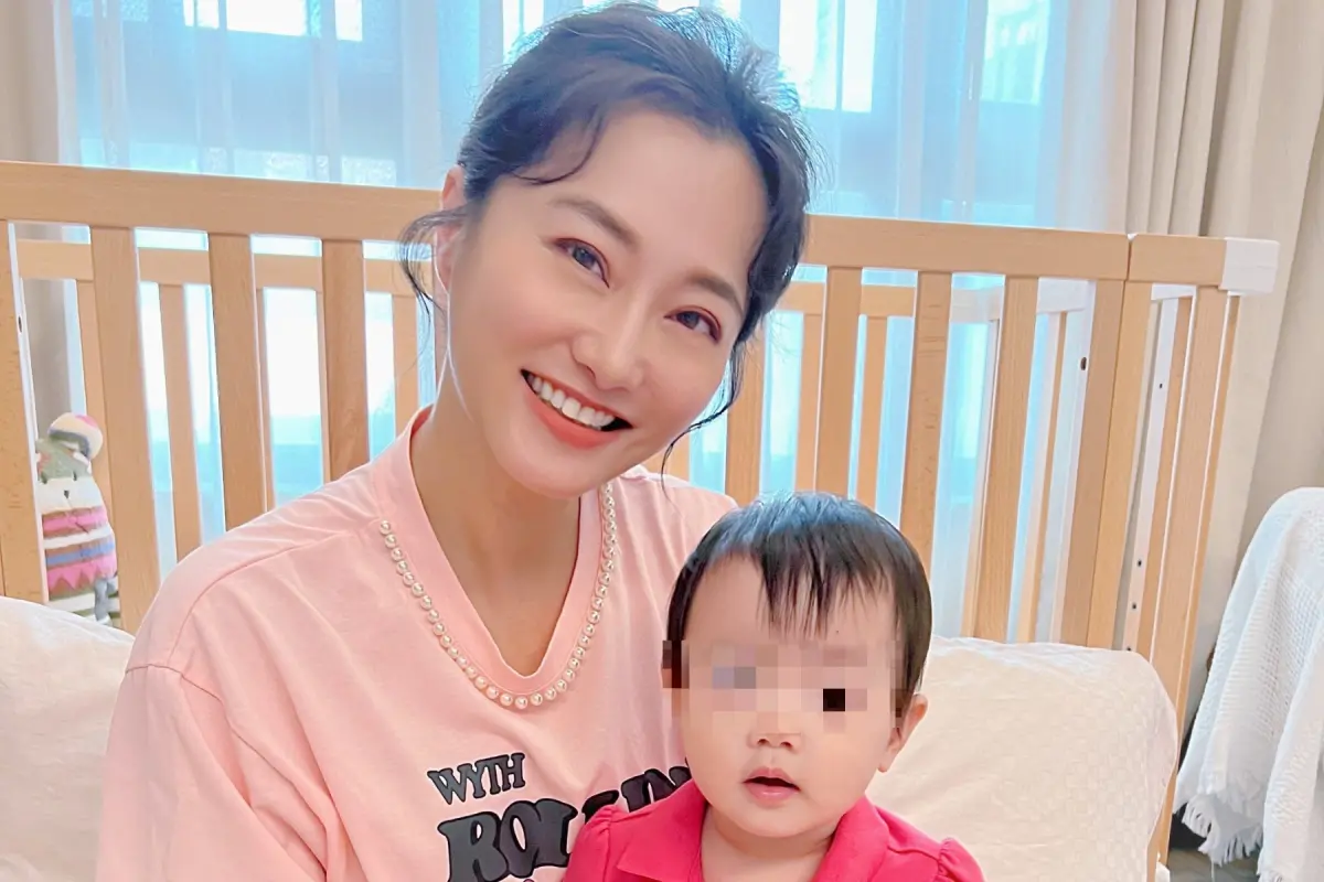 ▲劉亮佐抵住女兒胸口，導致她爆哭半小時，趙小僑鬱悶發文求助育兒辦法。（圖 / 趙小僑臉書）