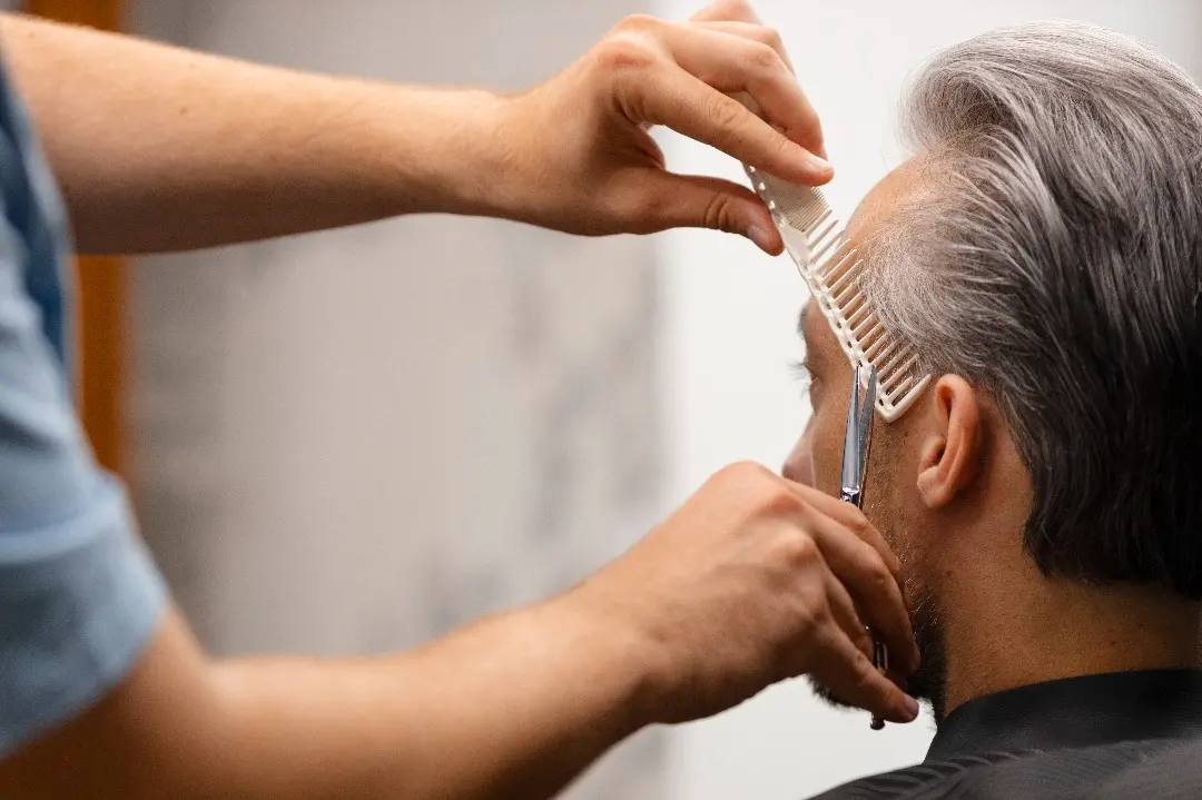 ▲現代過大的生活壓力，也導致許多人年紀輕輕就開始出現「白髮叢生」的困擾，此時「調節生活作息」、「飲食」等2大面向是唯一解決之道。（示意圖／取自freepik）