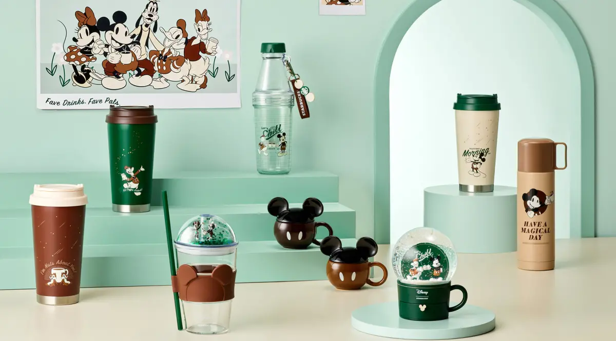 ▲星巴克繼BLACKPINK、即將開搶「Disney迪士尼聯名」！南韓星巴克將在9月12日開賣米奇馬克杯、隨行杯及超萌大耳朵杯套、圍裙等周邊商品，台灣星巴克悄悄預告了。（圖／翻攝自Starbucks Korea官網）