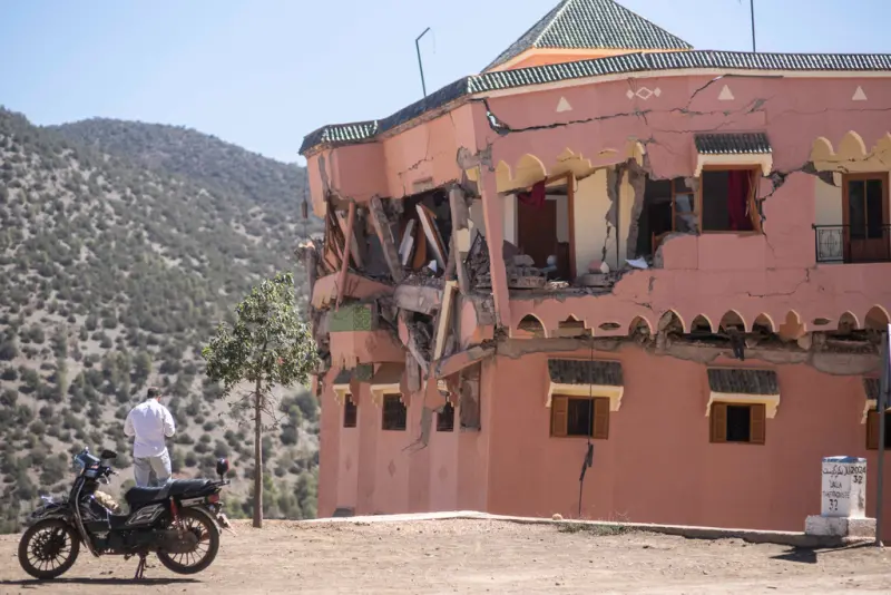 ▲規模6.8強震襲摩洛哥，馬拉喀什一棟飯店嚴重毀損。（圖／美聯社／達志影像）