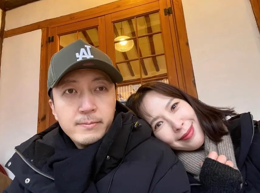 ▲天心（右）心疼韓籍攝影師老公金英敏，因30罐泡菜遭海關沒收而淚灑金浦機場。（圖／翻攝天心IG）