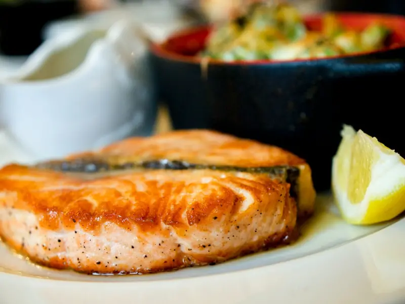 ▲譚敦慈提到有研究發現，鮭魚去皮煎煮，相比整塊去煎，重金屬更會減少40％。（圖／Pexels）
