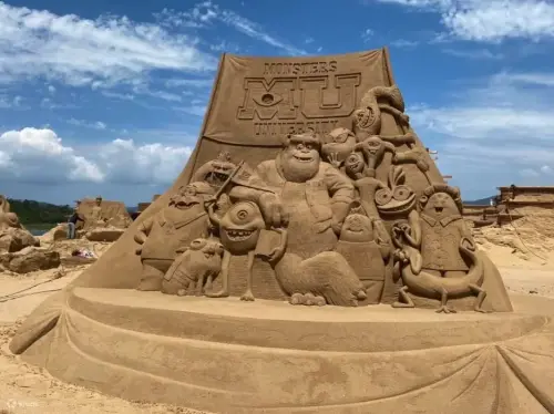 ▲福隆國際沙雕藝術季與台灣華特迪士尼共同打造，全球唯一「迪士尼百年慶典」主題沙雕展。（圖／Klook提供）