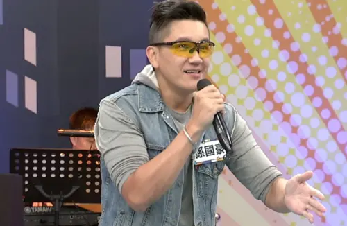 ▲孫國豪自爆有次搭飛機時,以為能靠藝人刷臉免費升級,一坐下就被抓包,還拒絕補差價,不斷跟空姐硬拗。(圖/中天綜合台提供) ▲孫國豪自爆有次搭飛機時,以為能靠藝人刷臉免費升級,一坐下就被抓包,還拒絕補差價,不斷跟空姐硬拗。(圖/中天綜合台提供)