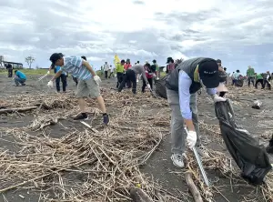 ▲台灣中油公司石化事業部舉辦林園地區淨灘活動，讓員眷重視環保、積極減塑，並落實到日常生活中，為林園地區海洋的永續貢獻心力。(圖／記者黃守作攝，2023.09.10)