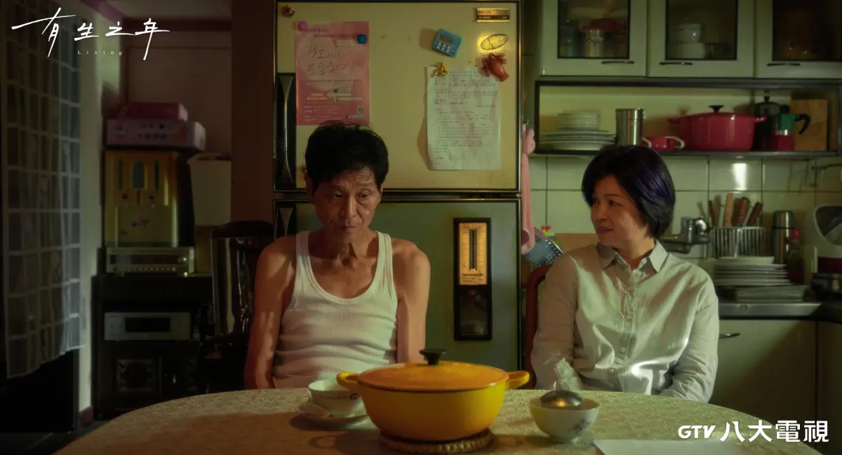 ▲楊貴媚、喜翔在《有生之年》飾演愛吵架夫妻，還想掐死兒子吳慷仁。（圖／八大提供）