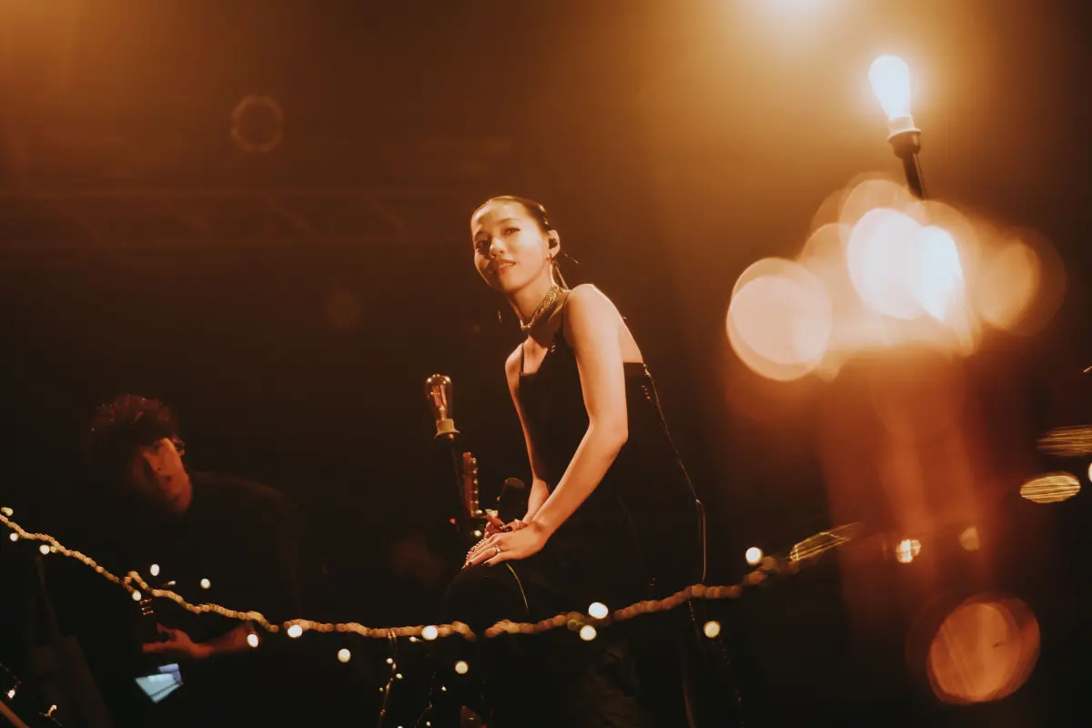 ▲洪佩瑜在演唱會上親揭6000萬點閱《踮起腳尖愛》MV消失心情。（圖／何樂音樂提供）