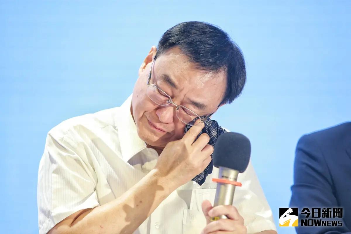 ▲談到董事長陳世銘請辭，基泰建設總經理馮先勉今（10）日在重訊記者會上，一度哽咽，還拿出手帕拭淚。（圖／記者葉政勳攝）