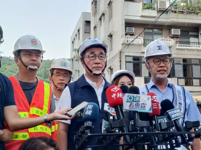 ▲台北市副市長李四川宣布大直街94巷1弄雙號的住戶可以回家了。（圖／台北市府提供）