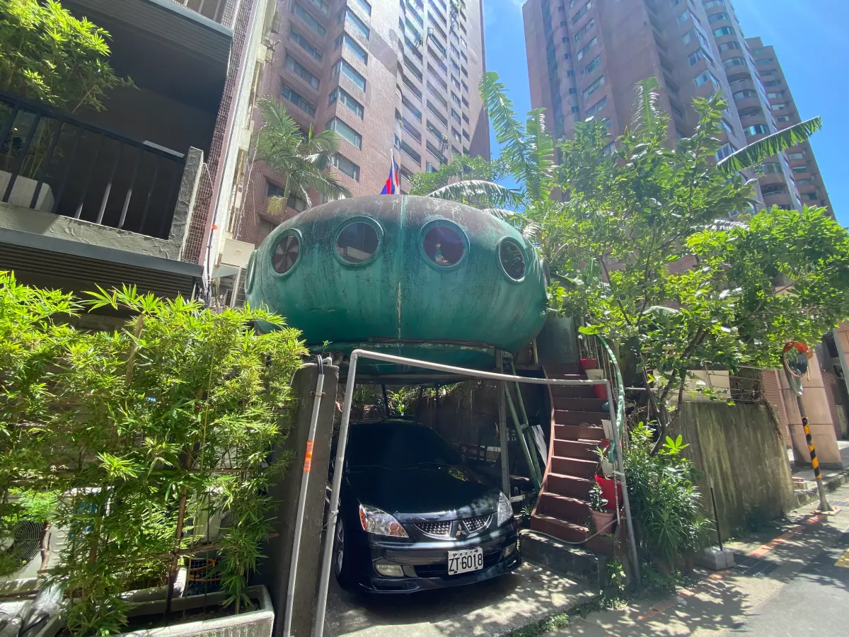 ▲Google新地標「安和路飛碟屋」，就隱身在北市大安區億級豪宅東南苑對面。（圖／記者徐銘穗攝）