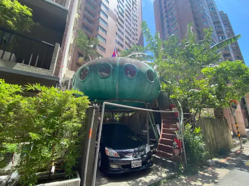 ▲Google新地標「安和路飛碟屋」，就隱身在北市大安區億級豪宅東南苑對面。（圖／記者徐銘穗攝）
