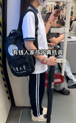 ▲事實上清大女學生戴「700萬名錶」搭公車的影片還有另外一個版本,是同樣一位女學生搭乘地鐵的片段,因此也有不少網友質疑真實性。(圖/Tiktok) ▲事實上清大女學生戴「700萬名錶」搭公車的影片還有另外一個版本,是同樣一位女學生搭乘地鐵的片段,因此也有不少網友質疑真實性。(圖/Tiktok)