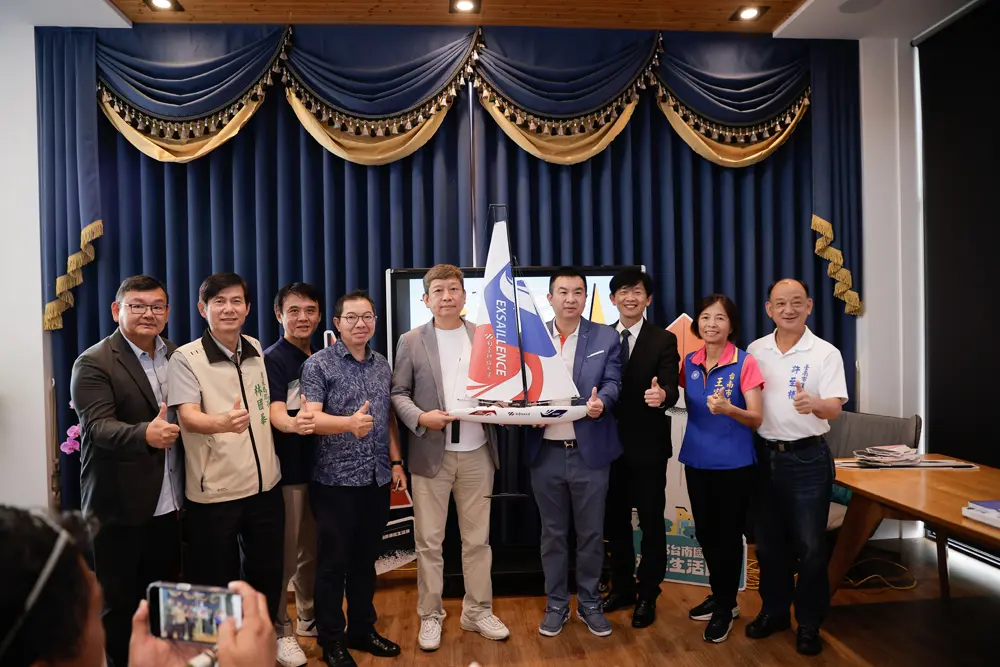 ▲海洋學院董事長侯佑霖(右四)捐贈帆船「樂活號」予南臺科技大學，由副校長張瑞星(左五)代表接受（圖／南臺科大提供）