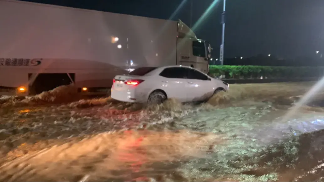 ▲嘉義縣市昨（10）日暴雨成災，一戶喪家中往生者遺體遭土石掩埋，今早開挖最終尋獲。（示意圖／記者爆料網）