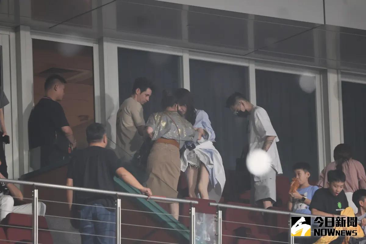 ▲蕭亞軒（中，藍襯衫者）扛著腳傷來看王力宏演唱會，在友人的攙扶下於包廂區就坐。（圖／記者鄭孟晃攝）