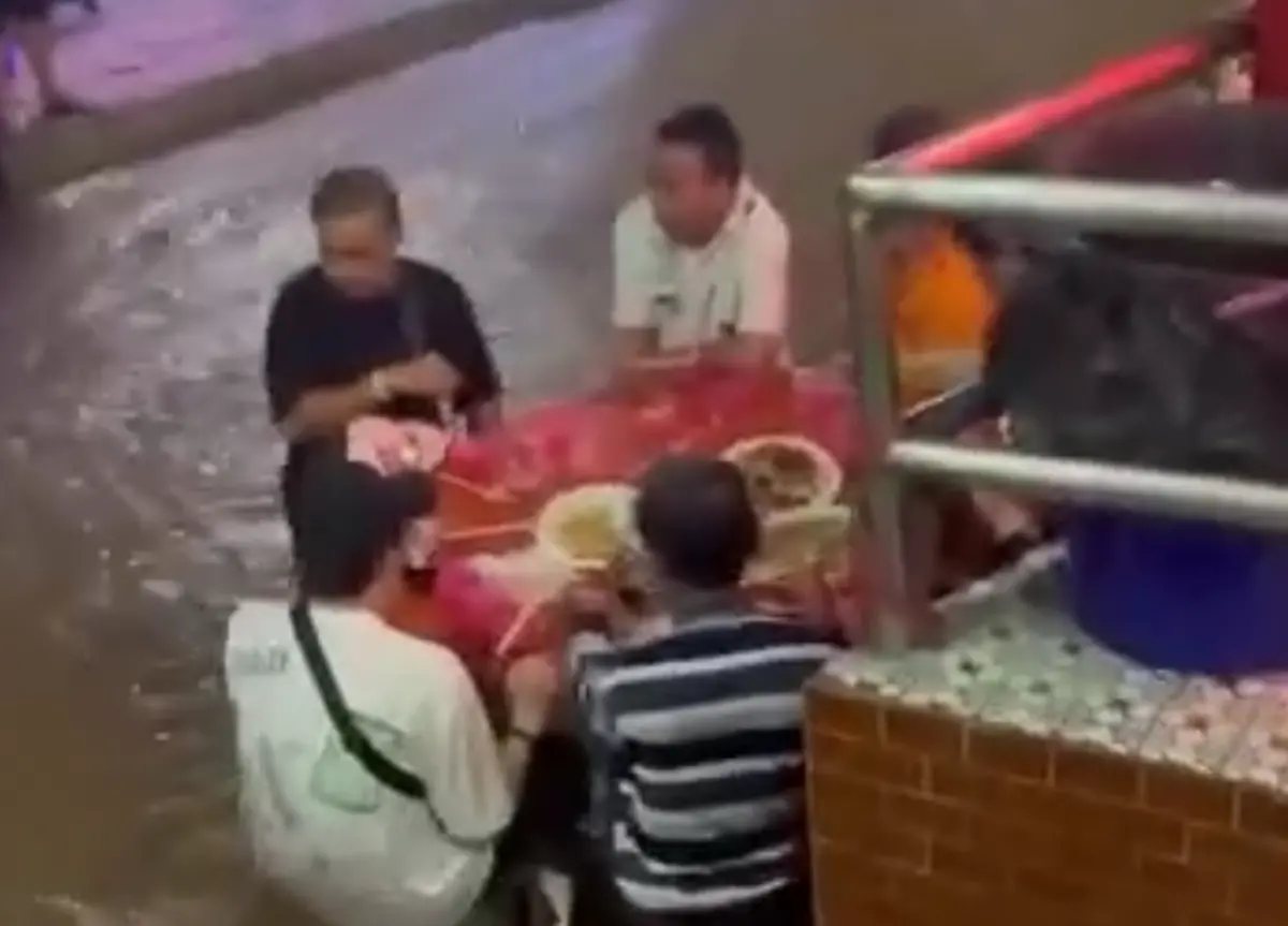 ▲嘉義縣中元普渡宴活動遇到豪大雨，結果現場也淹水，民眾真的吃「流水席」。（圖/爆料公社）