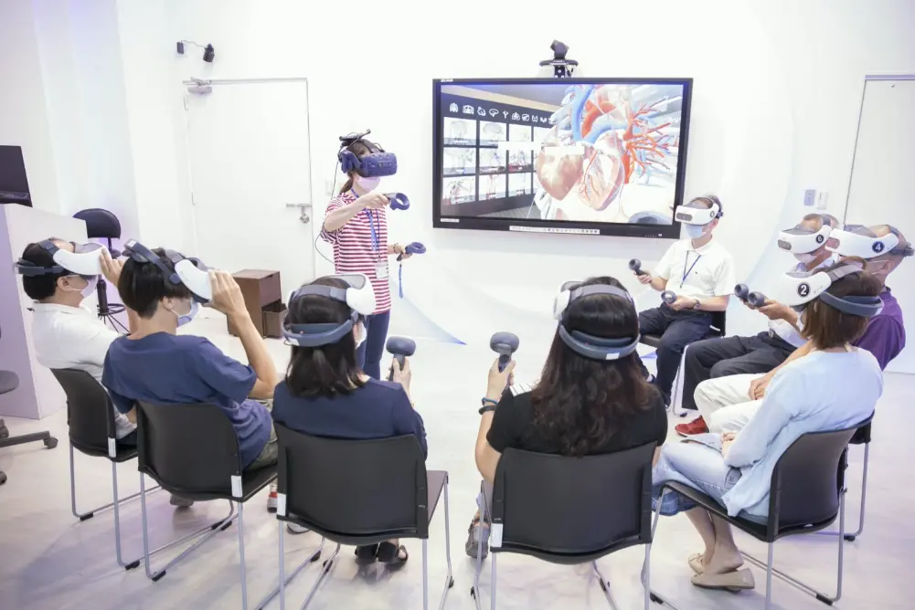 ▲元宇宙（metaverse）的概念在這幾年蔚為風潮，不僅已經跨出遊戲、娛樂產業，現在也觸及到醫療領域，已經有不少國家將虛擬實境等相關技術應用在教學、臨床與實驗上。（圖／成大醫學院提供）