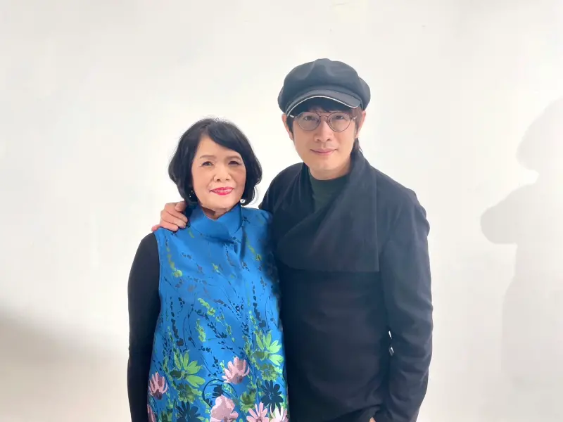 ▲羅文裕（右）與母親羅子妹合作的歌曲〈尞天穿〉，被教育部編入全台國中二年級教科書裡。（圖／大賞門文化）