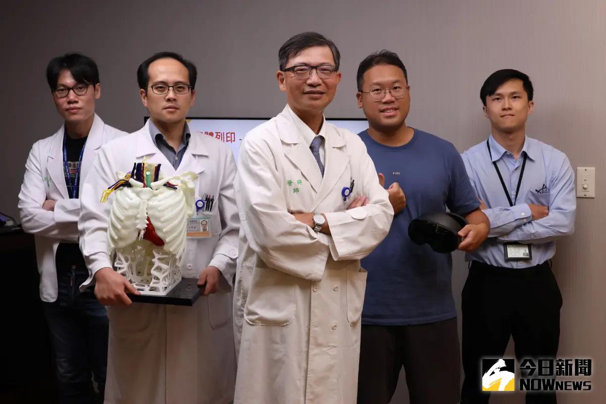 ▲台大醫院進行「元宇宙手術模擬平台」計畫，將病人的電腦斷層或磁振造影影像，即時轉換為3D情境，元宇宙中就會出現一個虛擬的人體，並呈現出病灶及周圍構造組織的關聯性。（圖／記者葉志明攝）