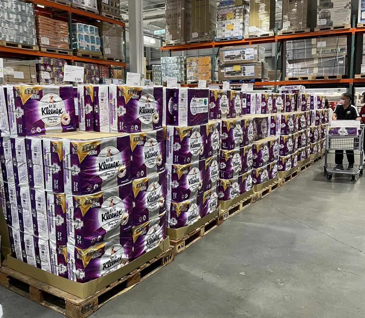 ▲好市多雙11購物節，舒潔頂級三層衛生紙三串「狂降180元」，折價後每串339元。（示意圖／金百利克拉克提供）