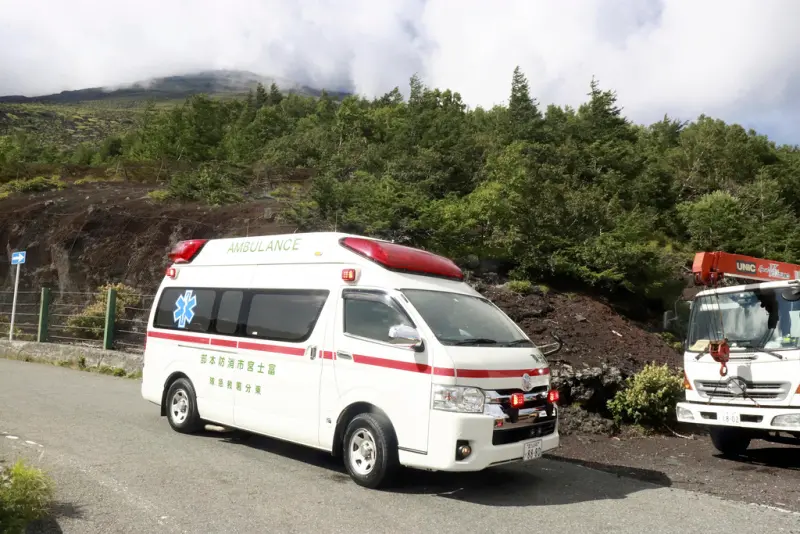 ▲富士山登山季開始後，能看見不少救護車在一旁待命。（圖／美聯社／達志影像）