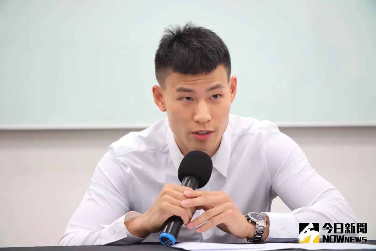 ▲林秉聖親自說明雙約案細節始末，表示在和中信還有合約之時，攻城獅方面就慫恿他先簽約。（圖／記者陳明中攝）