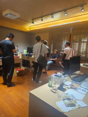 ▲台中牛排館驚傳無預警停業，員工領不到薪水赴勞工局陳情，廠商聚集總部擔心貨款泡湯。（圖／讀者提供）