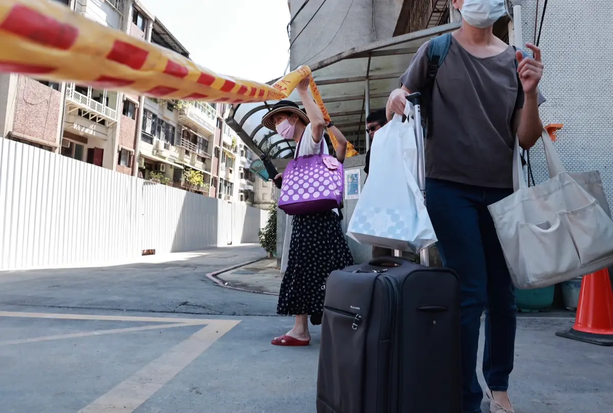 ▲「大直基泰」建案導致鄰宅塌陷，被撤離的民眾今天返回住家。（圖／記者葉政勳攝，2023.09.11）