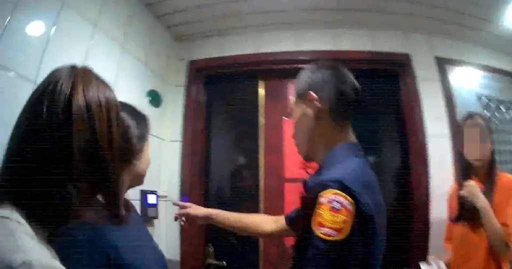▲警方協助忘帶磁卡遭困宿舍通道的女大學生取得密碼，協助脫困。（圖 ／翻攝畫面）