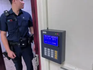 警方協助忘帶磁卡遭困宿舍通道的女大學生取得密碼,協助脫困。(圖 /翻攝畫面) ▲警方協助忘帶磁卡遭困宿舍通道的女大學生取得密碼,協助脫困。(圖 /翻攝畫面)
