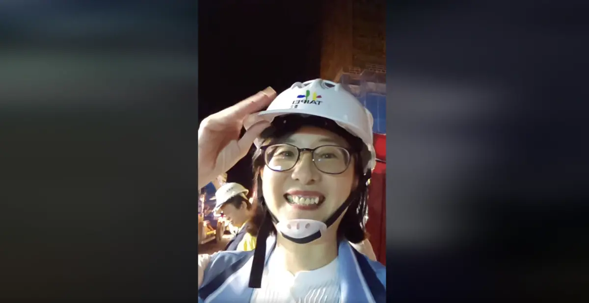 ▲大直民宅受災戶在事發前多次陳情未果，謝佩芬砲轟王鴻薇政治冬眠，甚至現場勘災燦笑，看在受災戶的眼裡情何以堪。（圖／翻攝自王鴻薇臉書）