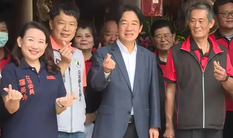 ▲賴清德助選南投蔡銘軒,對著鏡頭比出愛心手勢。(圖/記者顏幸如攝,2023.09.11)