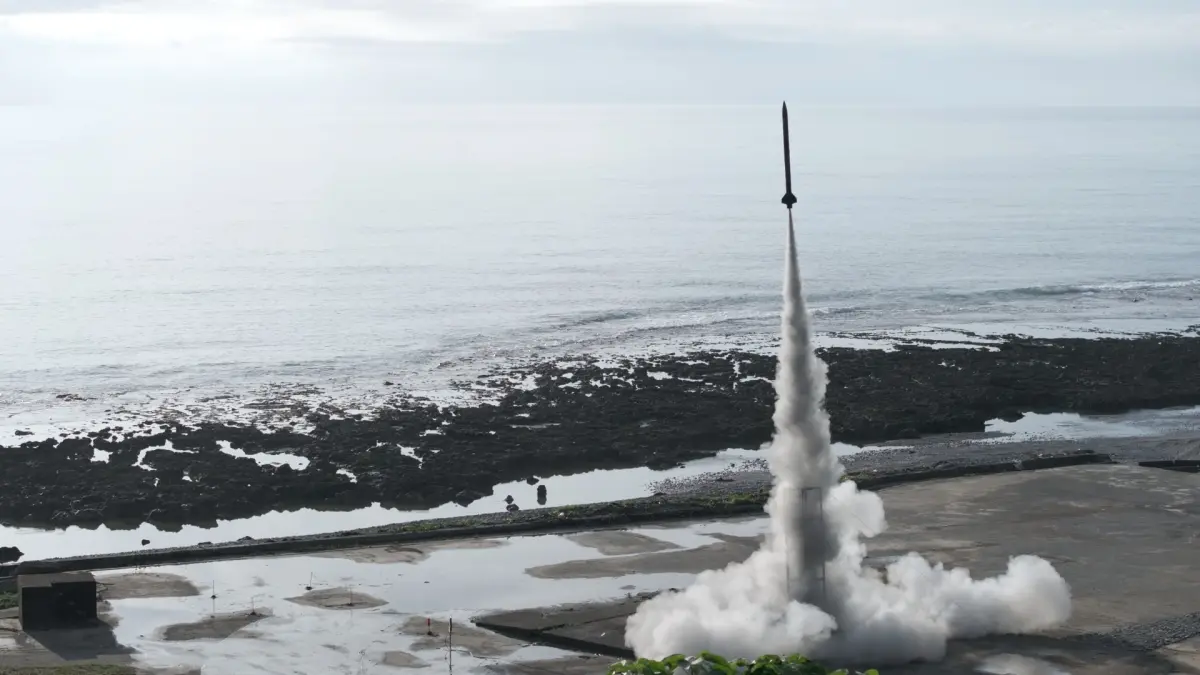 ▲淡江大學今（11）日上午成功發射該校第二支科研探空火箭「Jessie」，學生透露，是取自寶可夢裡火箭隊領導者－武藏的英文名字「Jessie」。（圖／國家太空中心提供）